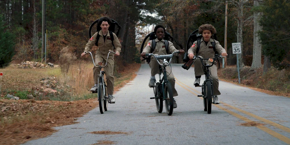 Группа друзей на велосипедах в Хокинсе