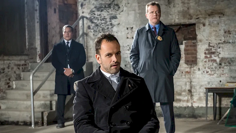 Шерлок Холмс, капитан Грегсон и узник Мориарти