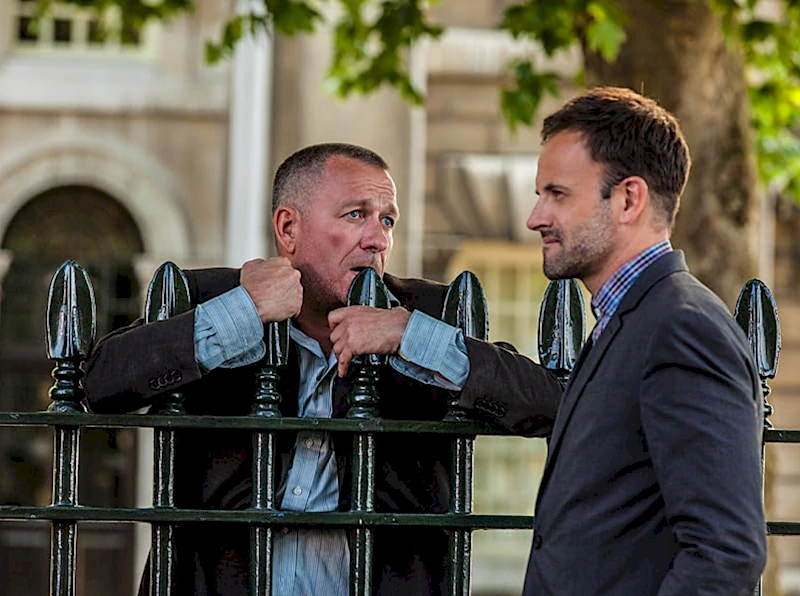 Инспектор Лестрейд и мистер Шерлок Холмс