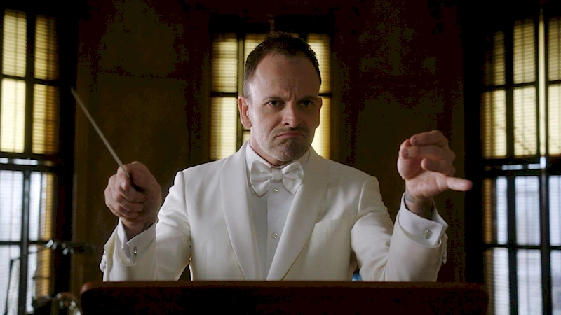 Шерлок дережирует палочкой у себя в квартире, надев белый смокинг